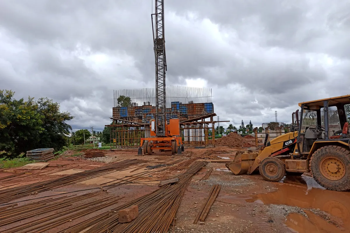 Canteiro de obra com equipamentos pesados